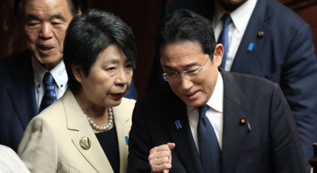 岸田首相、上川外相続投の方針　「うまずして」発言、野党批判