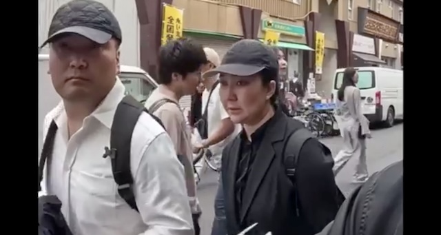 [Japan]外国人観光客のカメラにスリ現行犯逮捕…（※動画）