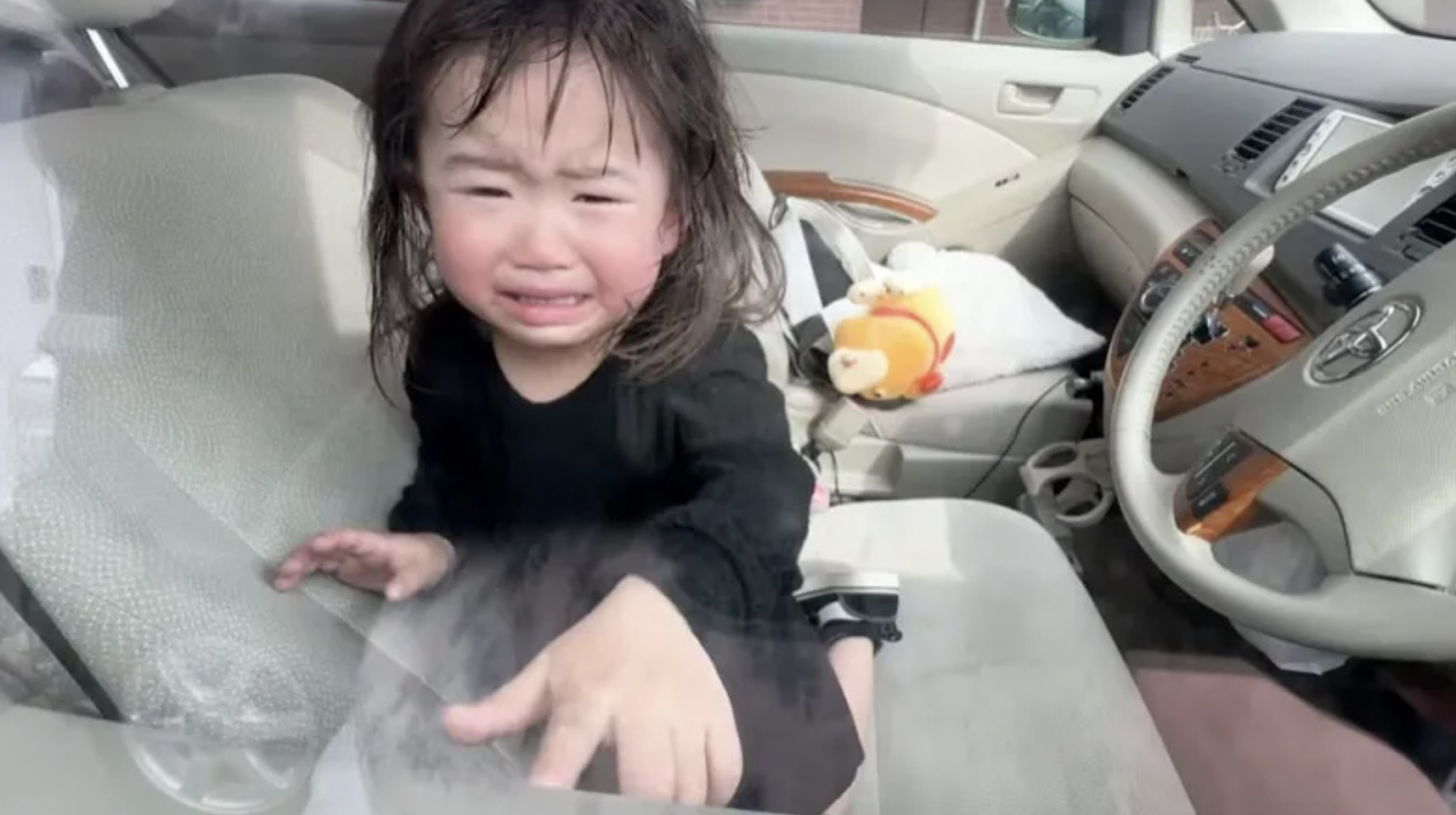2歳の娘が炎天下の車内に閉じ込められた映像を公開… 家族YouTuberに批判殺到