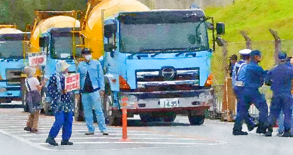 辺野古移設に抗議の女性と警備員がダンプにひかれる… 女性は負傷、警備員は死亡　沖縄県名護市の国道