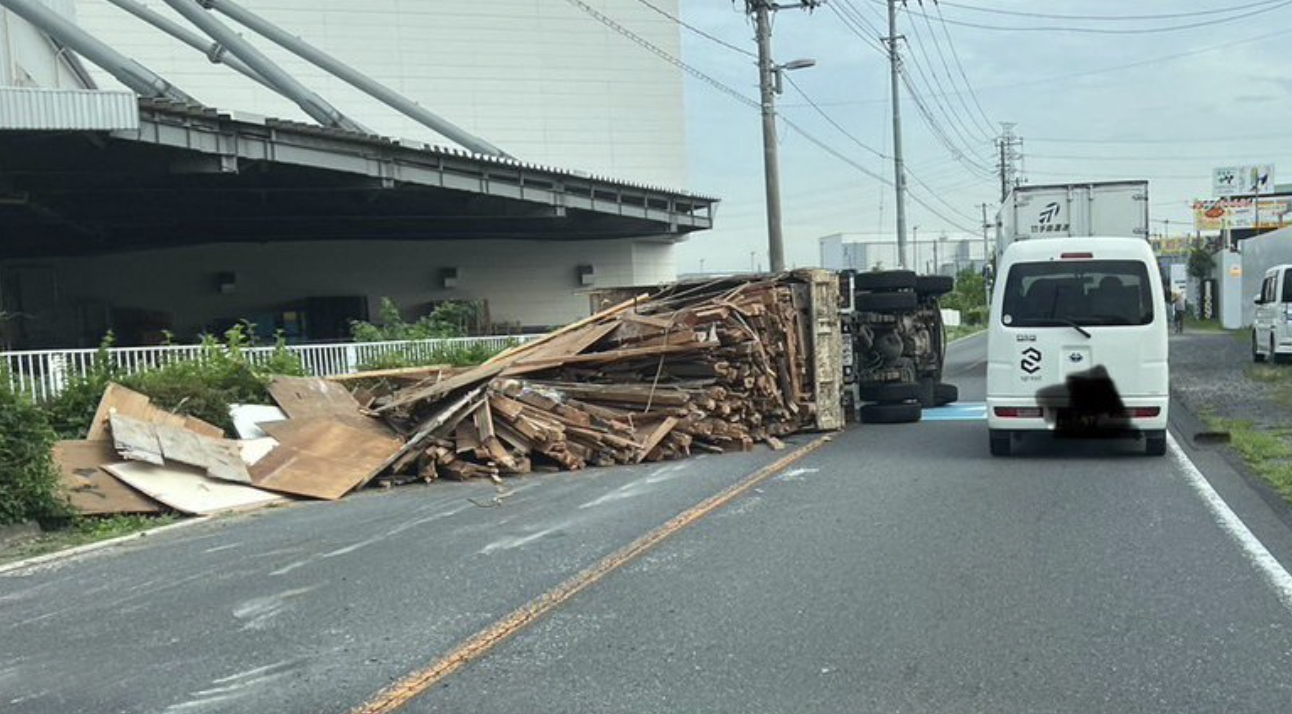 埼玉市岩槻区でトラック転倒… → 石井孝明氏「おそらくクルドカー事故です」