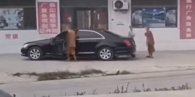【動画】中国のお坊さん、高級車を乗り回す…