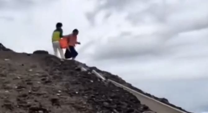 【危険】外国人、富士山登山中に喧嘩か…(※動画)