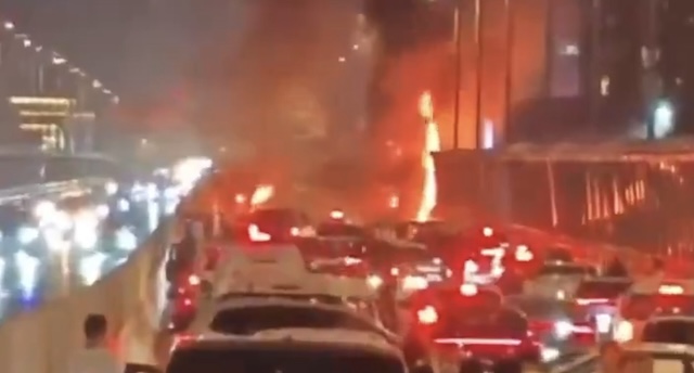 【動画】日本のメディアが報道しないニュース… 中国の道路でBYDのEVが自然発火、隣の車両6台が炎上、1人が逃げる前に焼死し、1人が死亡、7人が負傷