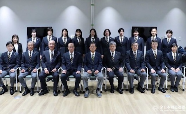 剣道日本代表が世界剣道選手権で完全制覇も…「なんで選手が後ろ？」全日本剣道連盟の投稿した集合写真が物議