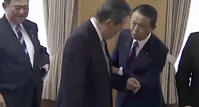 [Video]麻生太郎顧問、理事会後の石破茂総裁らとの記念撮影を拒否