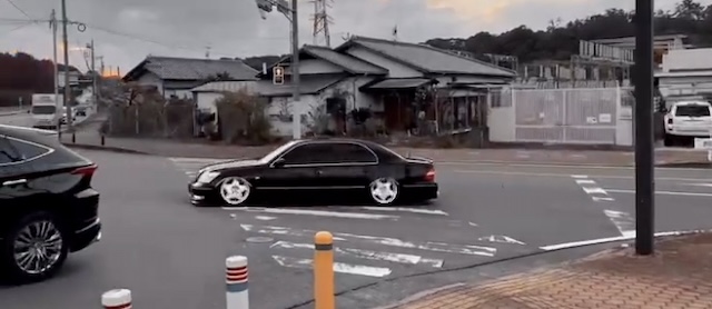 [Video]交差点を一発で曲がれない車がカッコいい…。