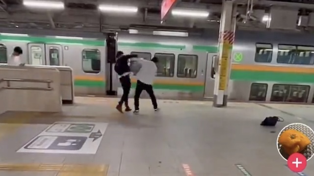 東京駅…肩の衝突だけで勝負は決まった（※動画）