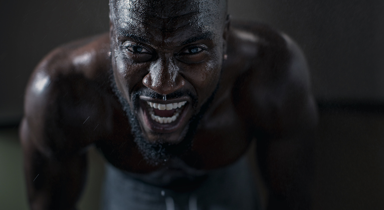 【動画】ボビー・オロゴンに「887万円未払い」トラブル発覚… 被害者と詐欺撲滅系YouTuberに追い詰められるも中指を立てて逃走