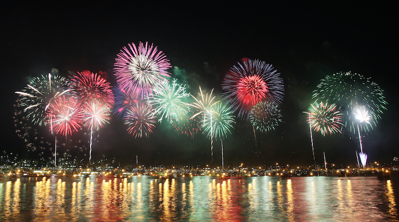 市民1人の苦情で花火写真削除 → 市長「対応が間違っていた」と謝罪