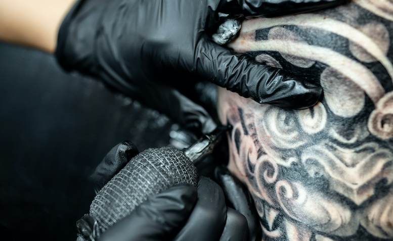 【青少年健全育成条例違反】10代前半の少年に『和彫り』彫った女(22)を逮捕