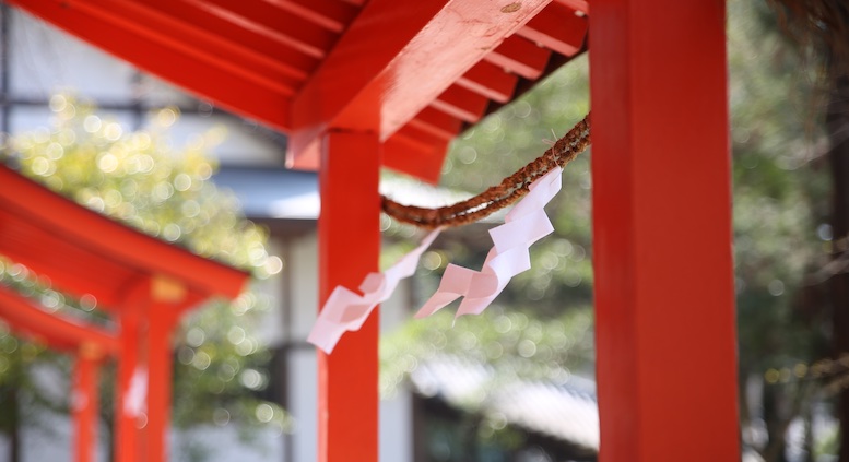 中国語の落書きは、奈良のカスガタイシャ神社の柱の柱の上にあります... hezumaryu： 