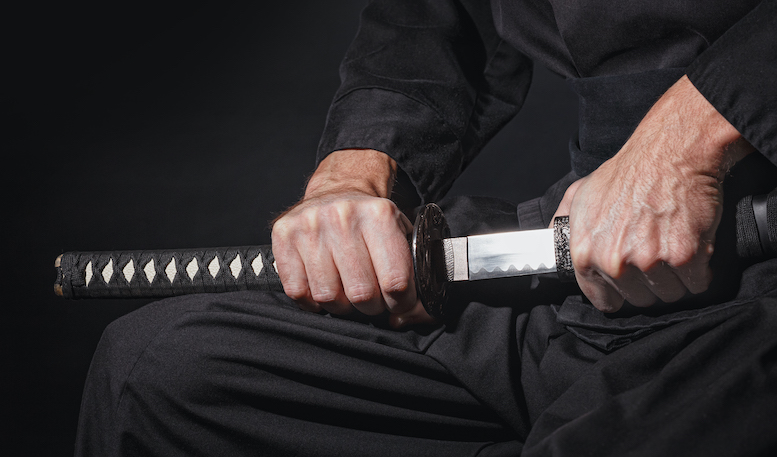 【動画】「殺されるかと思った」熊本で“刀”持ちあおり運転　通学路近くで赤い軽トラ暴走