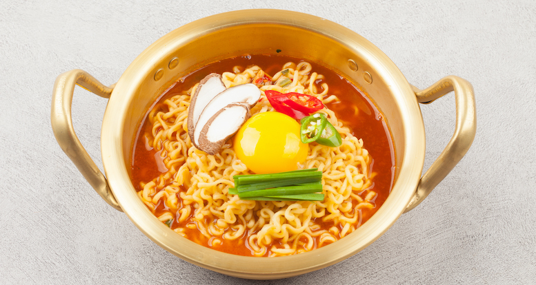 憲法、共産党、およびレイワなどの議員が参加するラーメンレストラン 