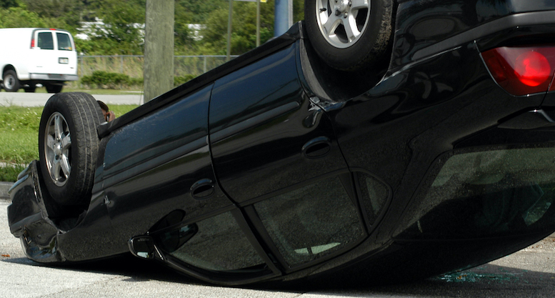 【山梨】男子高校生が親の車を無免許運転 → 車が横転 → 死亡