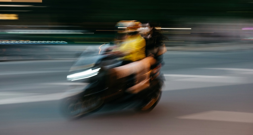 【京都】パトカーに追跡された19歳女性(無免許・ノーヘル・二人乗り・停止無視)のバイクが逃走し事故 → 警察「適正な追跡」