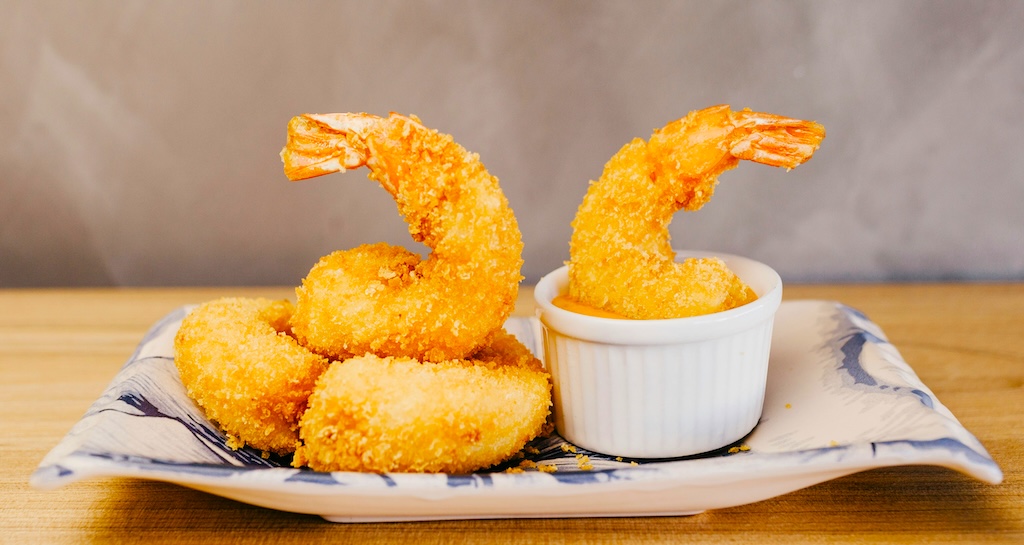 社民党副党首「その日のスタッフの出勤人数によって定食の値段（※エビ２尾で約2600円）が変わるシステムの海老フライ定食屋に行きました！(ﾊﾟｼｬﾘ)」→ 大反響…