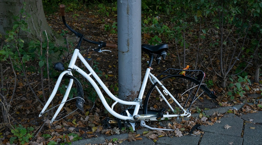 道路左側を走行中に後ろからきた車にはねられる… 自転車の女子中学生(15)が重傷