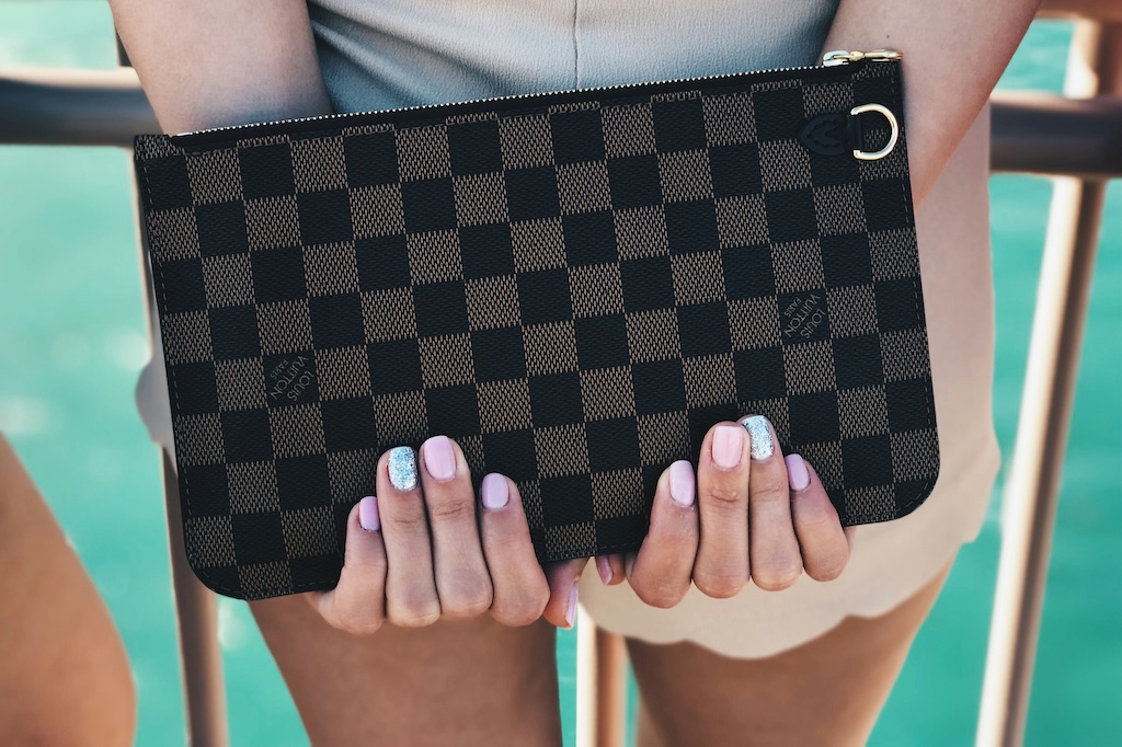 【話題】『マジで疑問なんだけど、週1でスタバ行ってスナイデル買ってネイルマツパして美容院まで通ってる人達ってなんの職業就いてるの？私なんて…』