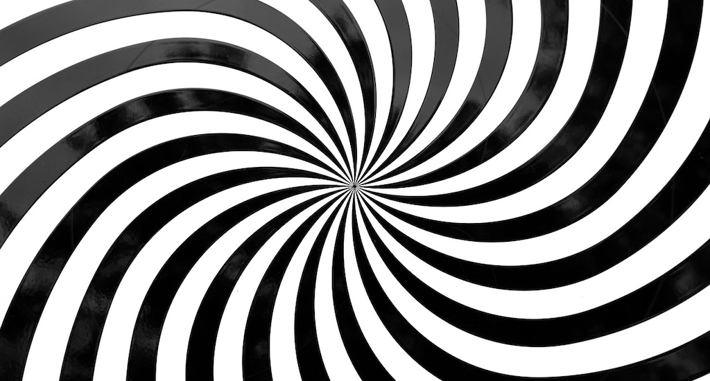 【酷い】ＮＨＫ、高市内閣の特集でホラーなどに使う「ダッチアングル」を多用