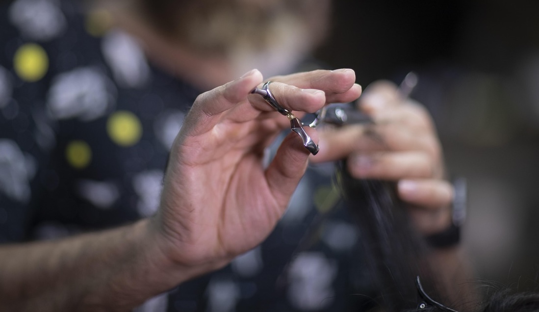 高市早苗首相、多忙すぎてセルフカット…