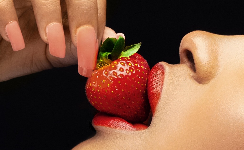 【動画】アイドルYouTuber(登録者44万人)、トイレの便器に落とした『きなこもち』を“3秒ルール”で食べる…