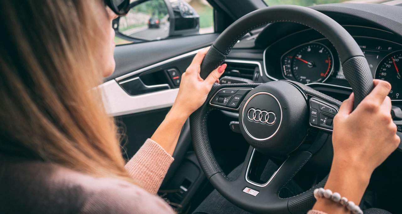 【無罪】覆面パトカー「停車して。スピード違反です」→ アメリカ人運転手「アメリカから来たばかりで、日本語わからない…すみません…」→ 警察官「あ…。60km制限。ぷりーず、すろー。」→ アメリカ人「ソーリー。(ﾌﾞｰﾝ!!80km)」