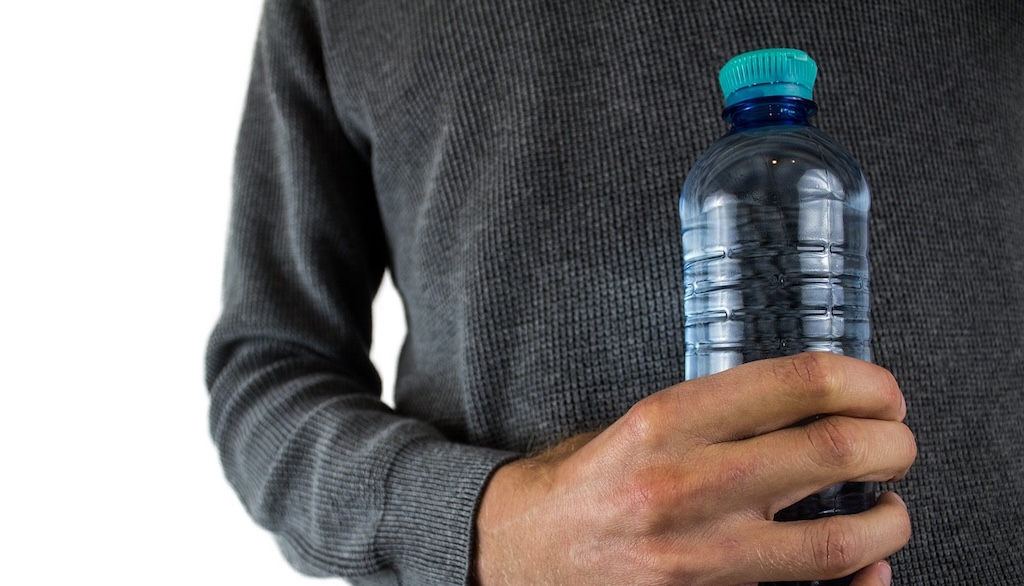 尿の入った自分のペットボトルをコンビニの棚に陳列した容疑の男、不起訴処分に