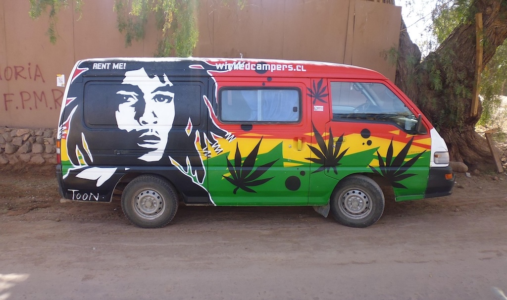 レゲエミュージシャンのコトブキ容疑者が薬物使用容疑で逮捕