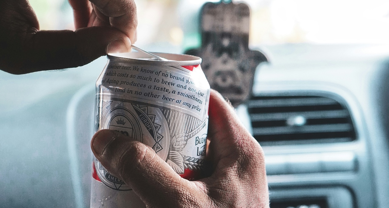 パトカーから逃走中にガードパイプに衝突、無免許飲酒運転の高校生を逮捕