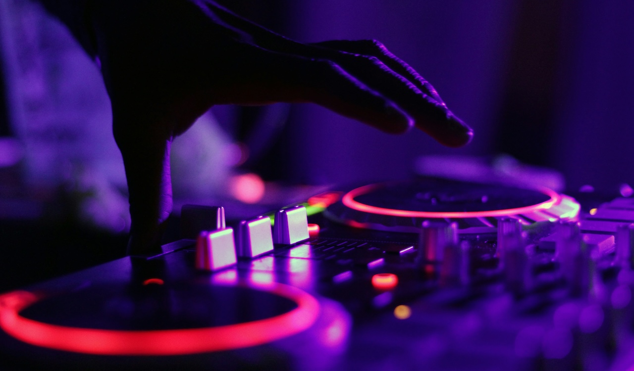 世界的DJ・沖野修也氏(共産党支持)、アーティスト海外展開支援めぐり疑問「キャンセルになったミュージシャンの収入の補償が先ではないですか？」