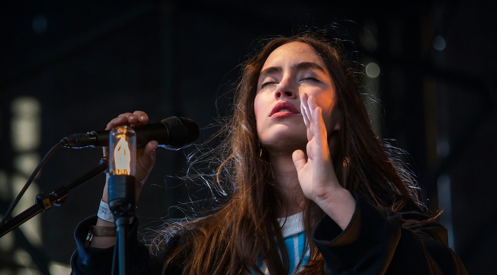 共産党区議が応援する、女性ポエトリーラッパーさん「黙るな。怒れ。抗議しろ。お前の音楽がこの世界のどこかで誰かに出会う可能性を、ひとつも、クソ政府のクソ政治家に奪わせるな！」