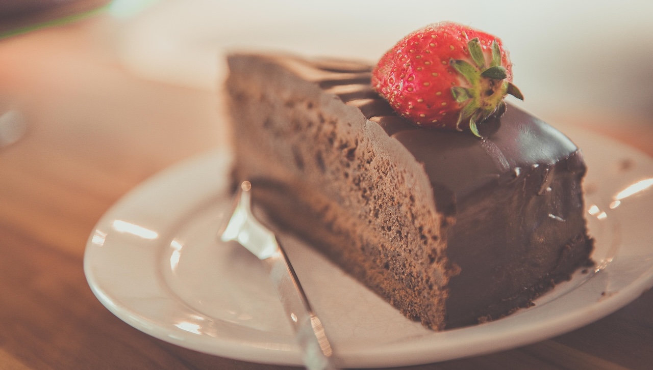 【物議】母親「“ひとり親向け”の無料ケーキ当選した。今度取りに行ってくる！」→ 小５娘「ひとり親向けなのに取りに来て？そこは配達でしょ」→ 母親「なるほど…」