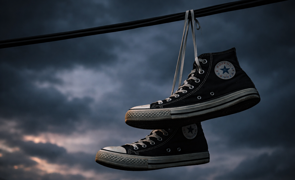 【話題】『海外でこのような電線にスニーカーが引っかかっている場所を見つけたら、とりあえず引き返した方がいい』 → 理由…