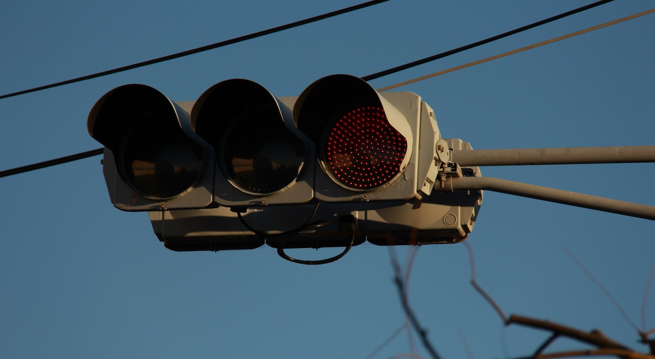 「太陽が眩しくて前が見えなかった」 86歳と58歳の親子を殴った疑いで20歳の女が逮捕された。