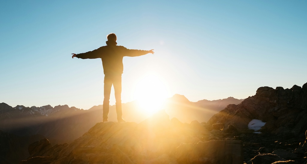 初日の出を見に来た男性が転落死する。