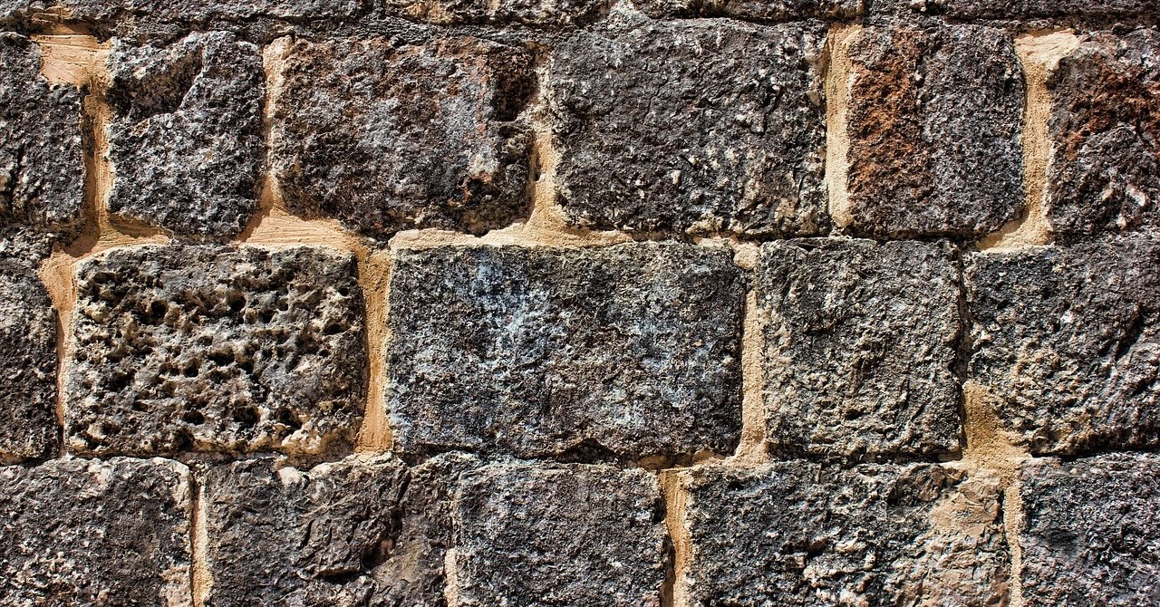 【怖】飲食店の壁の中から女性の遺体発見… 北海道・日高町