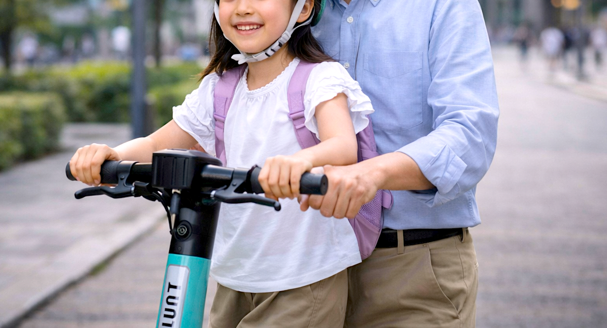 【動画】免許不要のLUUPさん、二人乗りで赤信号を無視