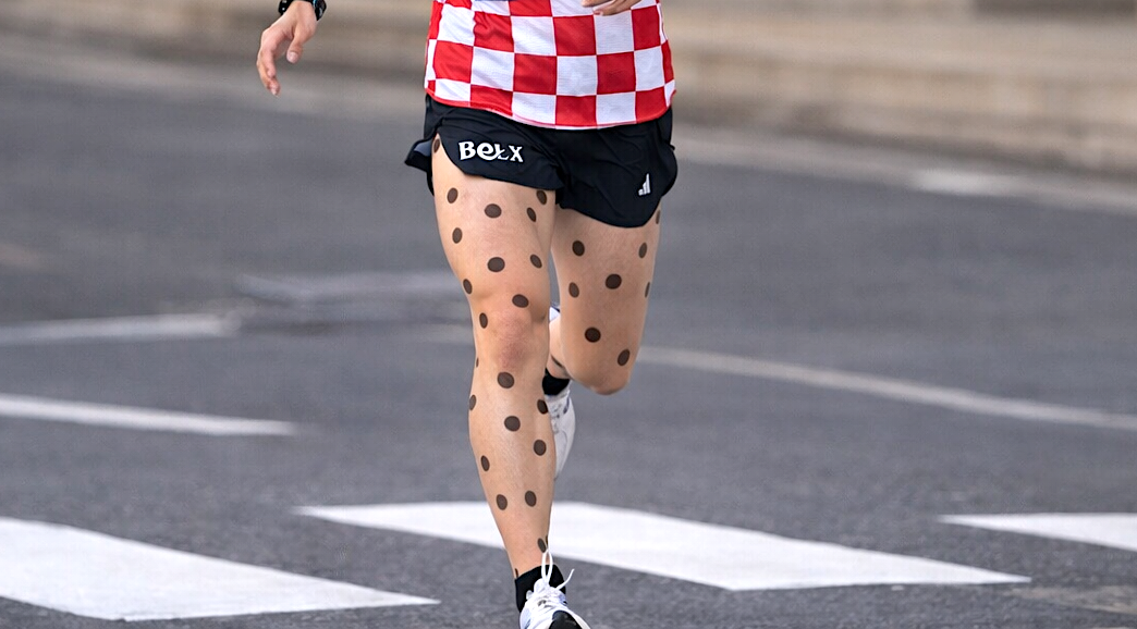 全身に丸いテープ、大阪マラソン・吉田響選手の姿が話題