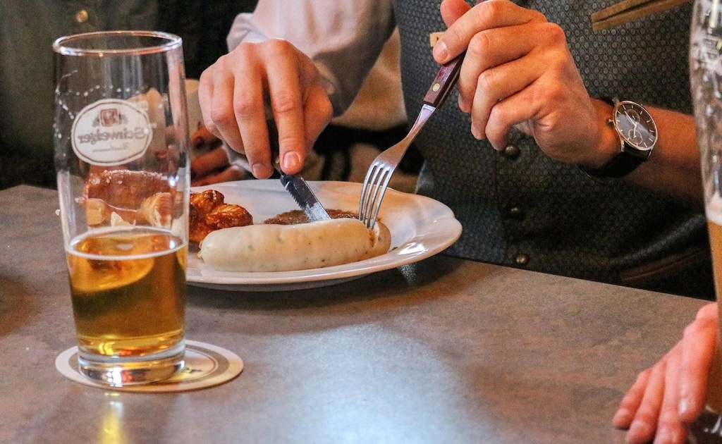 【動画】茂木外務大臣、ドイツでビールとソーセージを堪能「なんだかタブーの皮が剥けて生き生きしてる」「クリームパン食べたりコンビニ弁当や牛丼かき込むより好感が持てる」