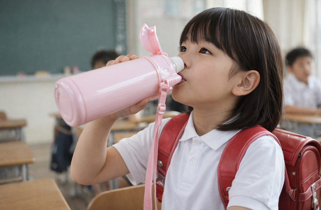【怖】磁石・睡眠薬・消毒液水… 水筒への異物混入、全国の学校で後絶たず…