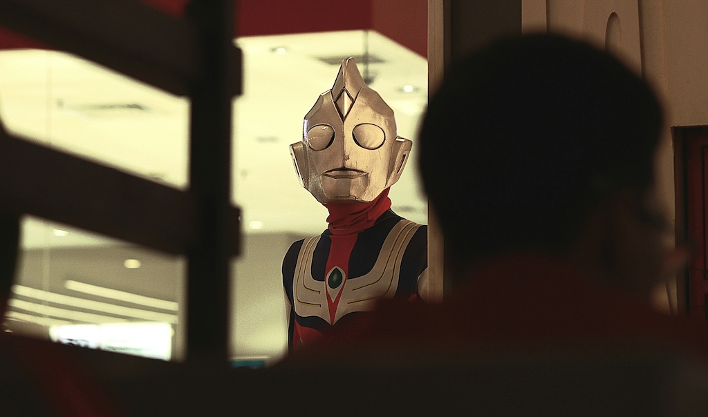 中国語アカウント「ウルトラマンが巨大怪獣と戦う！(中国語)」高市首相とウルトラマンが戦うAI動画を投稿