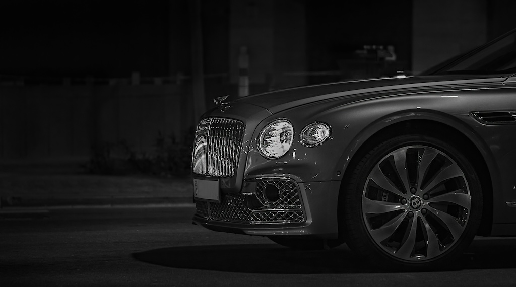 【八王子】足立99-99の型落ちベントレーが玉突き事故 → 車を放置し逃走