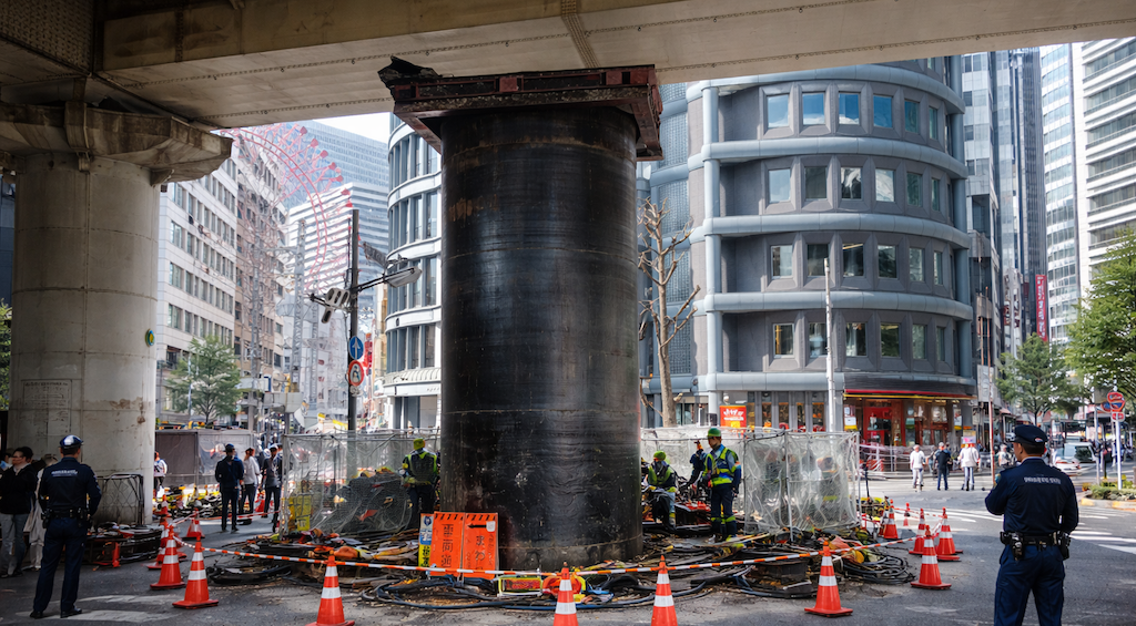 【大阪】新御堂筋高架下の道路から直径約5メートルの地下貯水管が地上に“こんにちは”
