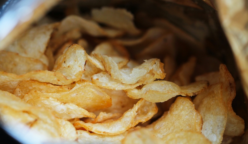 【悲報】イラン情勢悪化で… ポテトチップス「わさビーフ」生産停止に