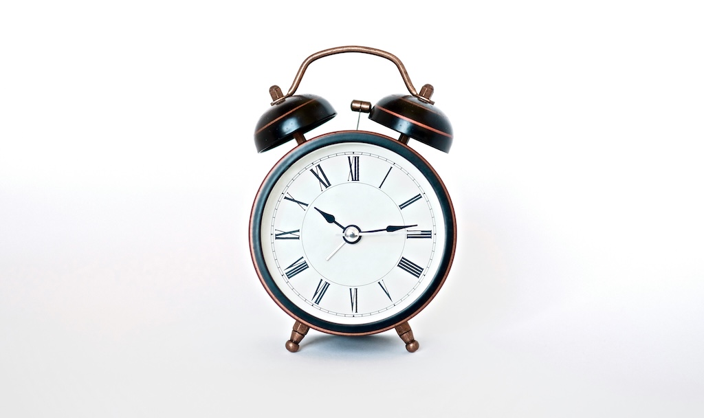 オシャレ家電のバルミューダさん、1回充電すれば最大24時間“も”動く置き時計を発売！お値段59,400円