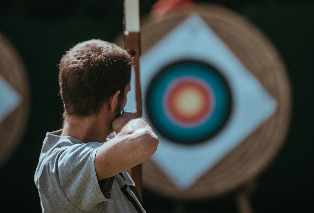【動画】中国『済南市アーチェリー協会理事』、日本兵を模した的に日の丸を貼り、矢を放ちまくる…