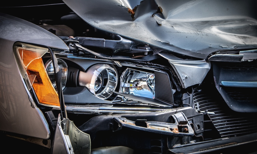 【画像】ご近所さん「車が事故してるからどうにかして〜！」→「いや、無理だろ…(ﾊﾟｼｬﾘ)」