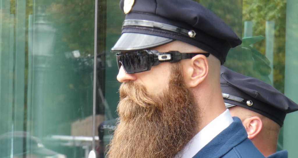 【動画】シークレットサービス、迷惑フェミニストを排除…