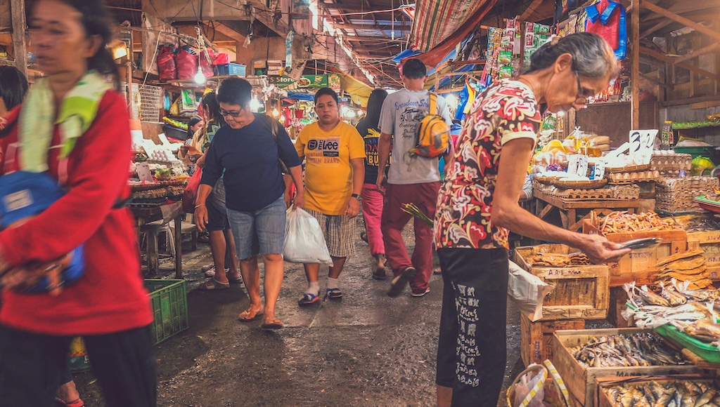 国際手配の日本人2人、フィリピンで拘束　警察官を装った特殊詐欺に関与した疑い